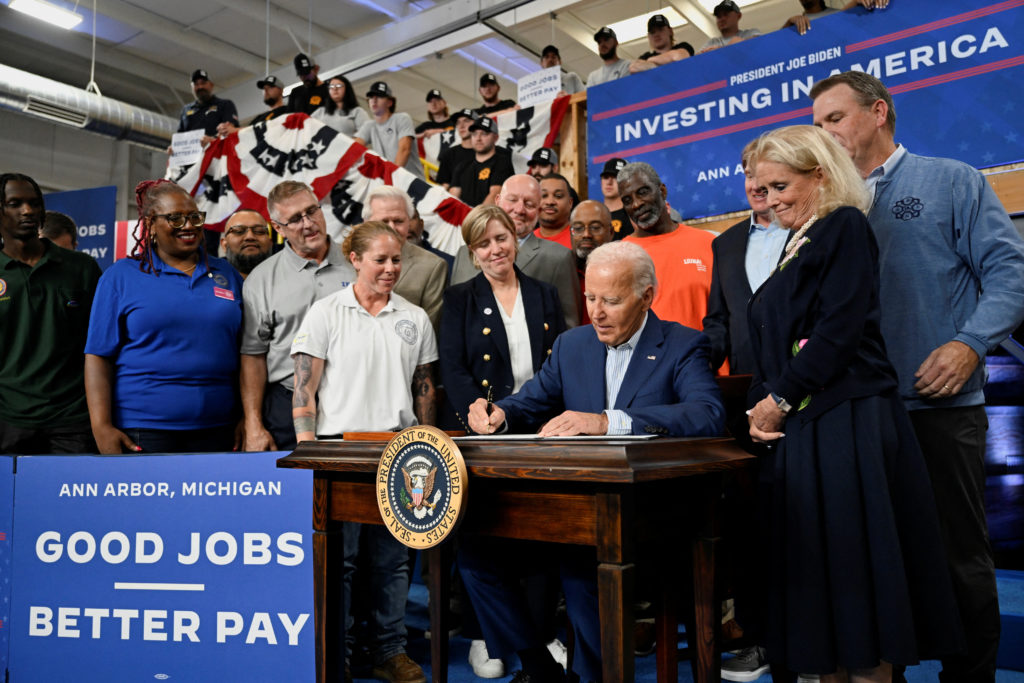US President Signs Executive Order on Immigration Reform